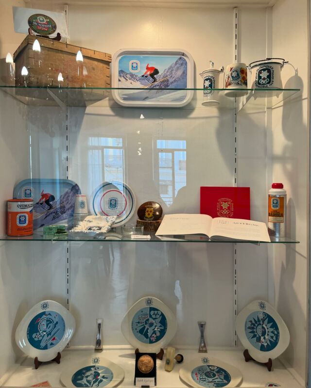 📸✨ Découvrez notre Exposition Olympique exclusive à l’Hôtel de l’Europe !🏅🌍

Plongez dans l’histoire et l’esprit des Jeux Olympiques avec notre vitrine spécialement aménagée, mettant en valeur des objets uniques et des souvenirs inoubliables, y compris des pièces rares des JO de Grenoble 1968. Une expérience à ne pas manquer pour les passionnés de sport et les curieux ! 🎉

Un immense merci à @sergeluya pour le prêt de ses précieuses collections et au @coljoggrenoble68 pour leur contribution. 🙏

Venez vivre l’excitation des Jeux Olympiques avec nous !

#jeuxolympiques #jeuxolympiques2024 #jeuxolympiquesparis2024 #grenoble #hoteldeleurope #exposition #grenoble1968